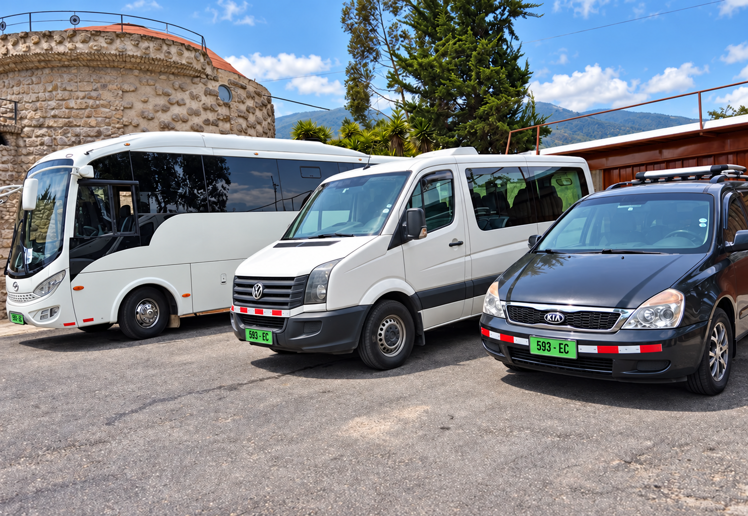 Bus blanco, van blanca y minivan negra de la flota de Quinde Adventure