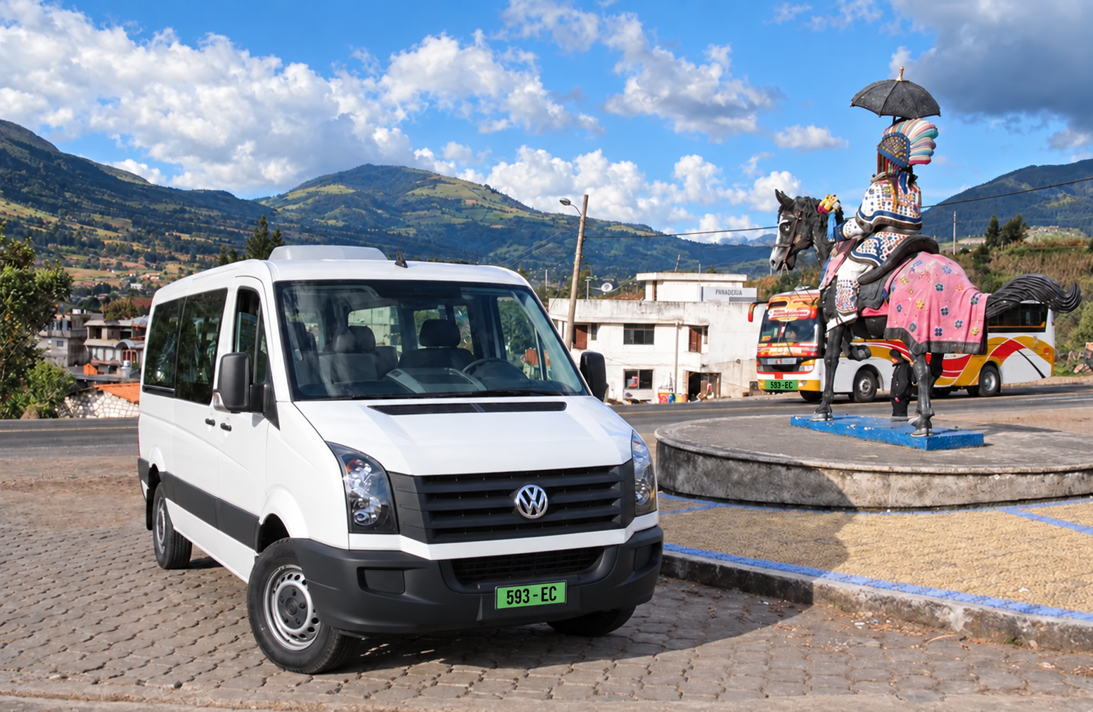 Van blanca de Quinde Adventure para transporte turístico en Ecuador