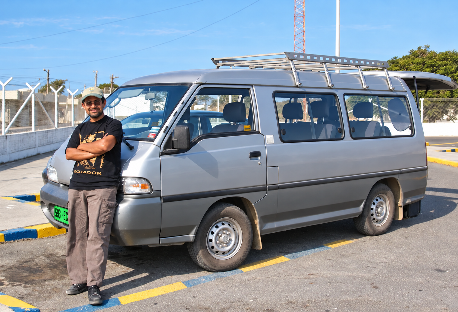 Guillermo junto a una minivan gris en los primeros años de Quinde Adventure