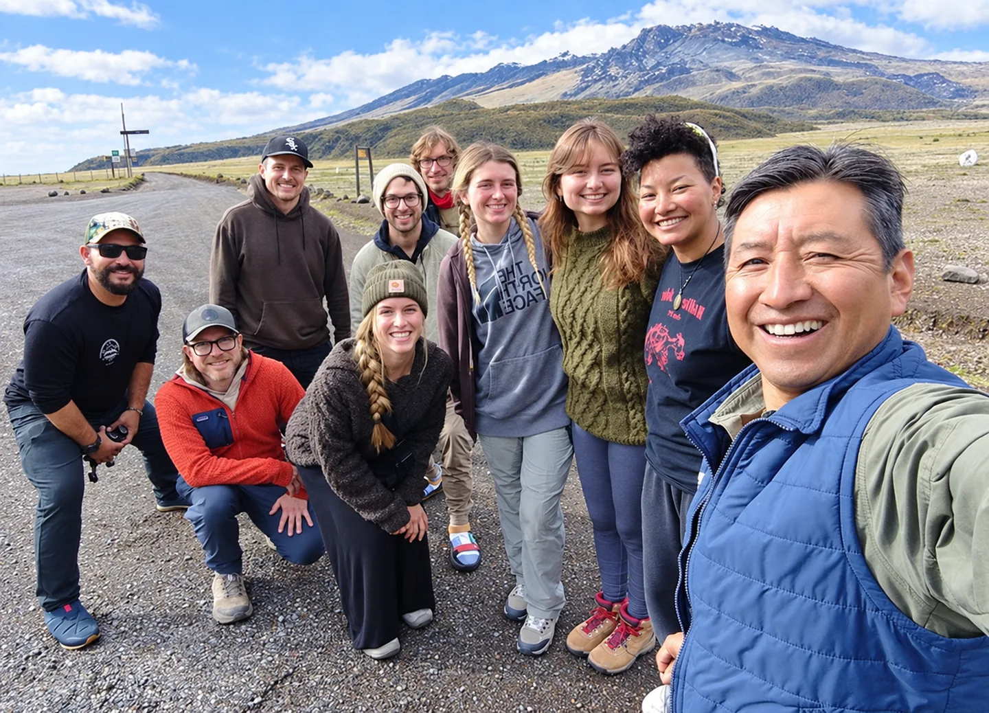 Integrante del equipo de Quinde Adventure con chaleco azul