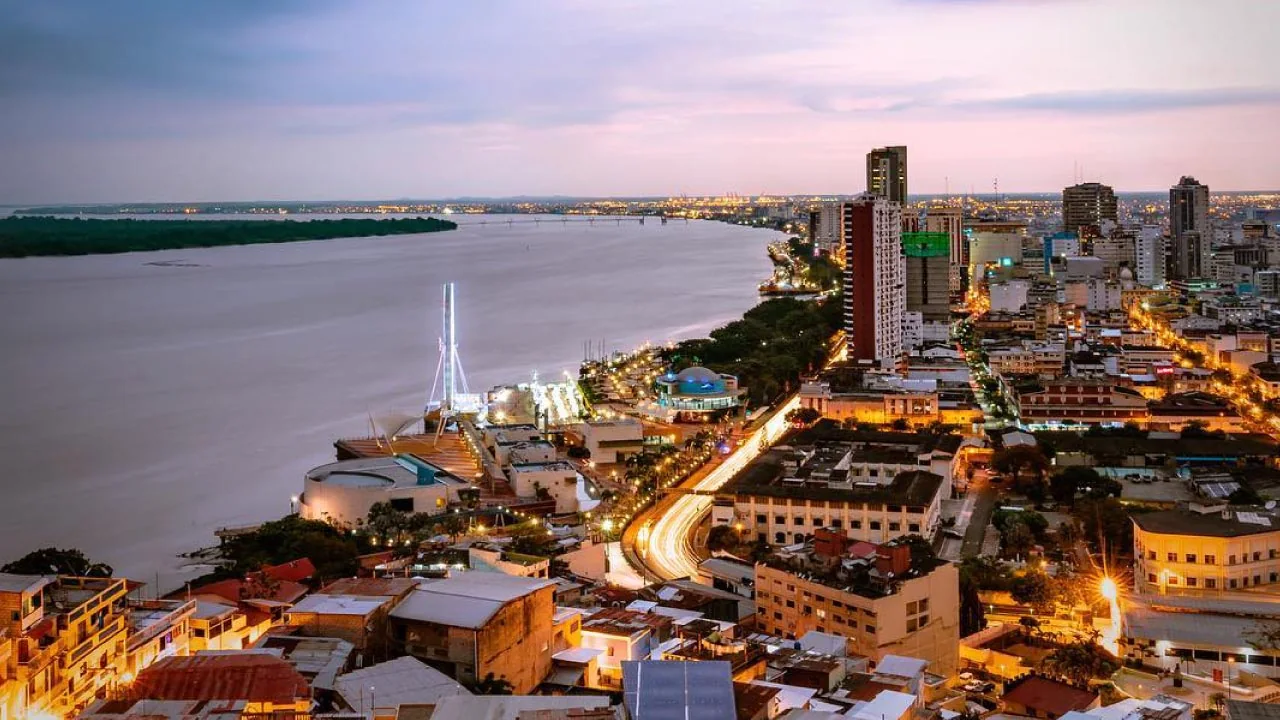 Vista del Malecón y el río Guayas en Guayaquil