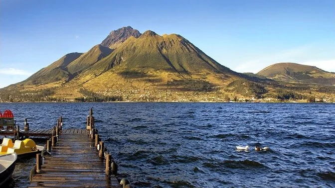 Laguna de San Pablo y volcán Imbabura cerca de Otavalo