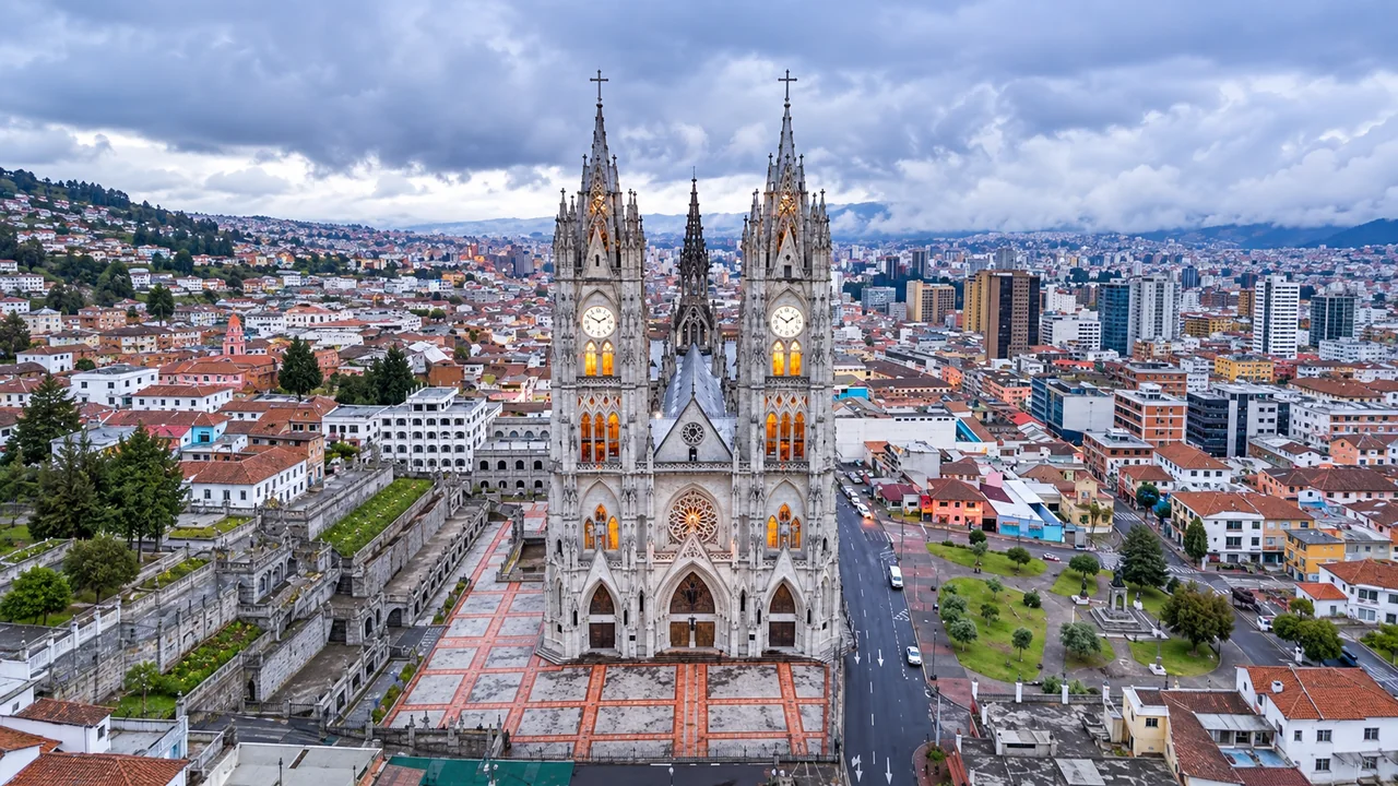 Basílica del Voto Nacional y centro de Quito