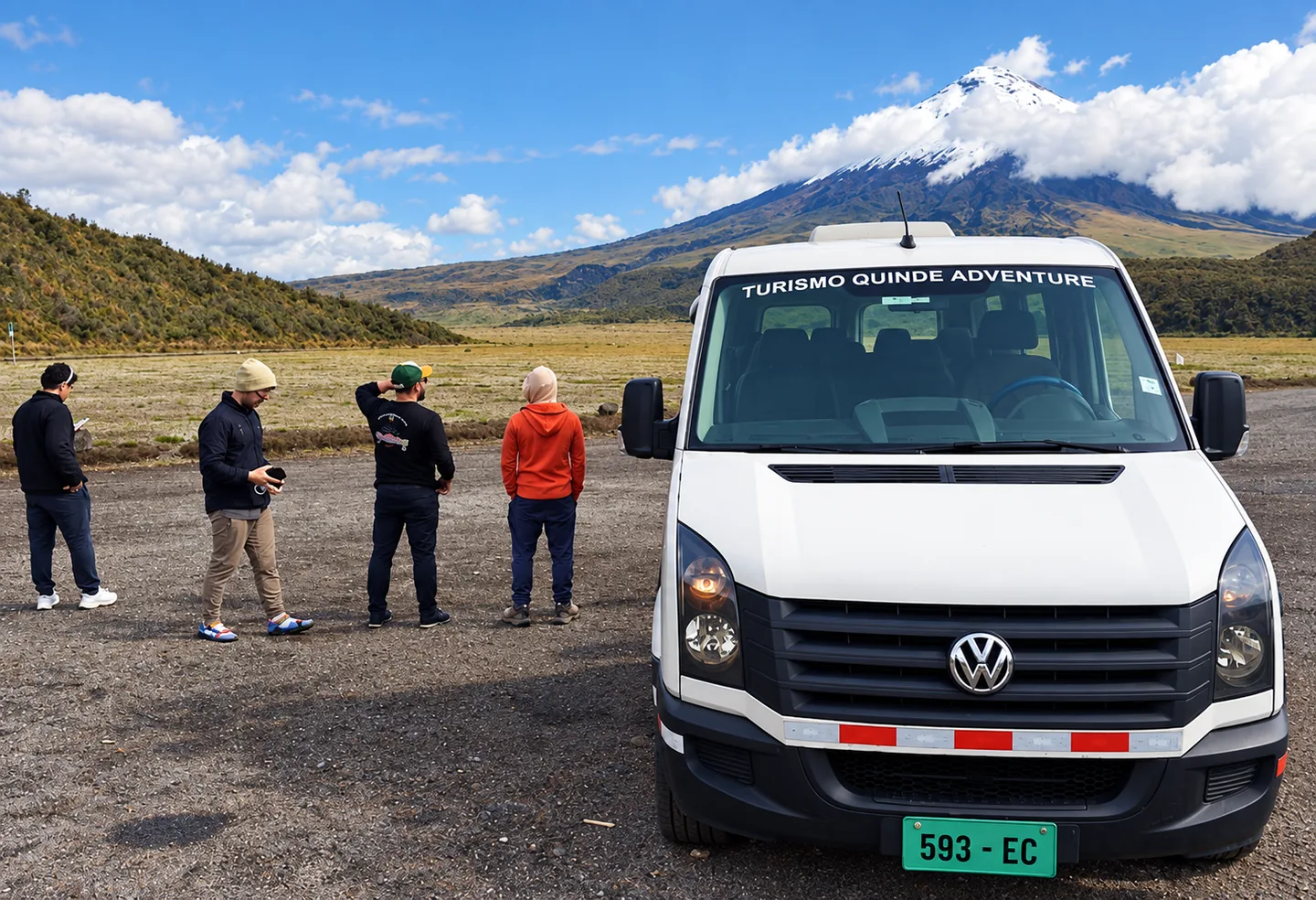 Van de transporte turístico con un volcán nevado y paisaje andino de fondo